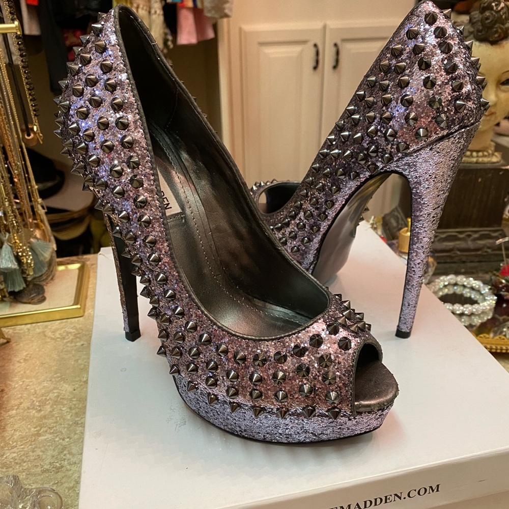 Steve Madden Awesome Pewter studded platform shoes size 8.5 sparkle pewter